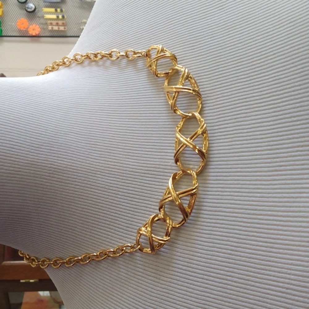 Gold tone collar necklace